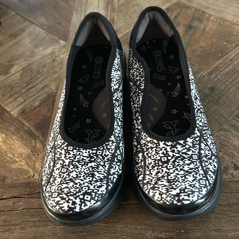 NWOT BZees Arch Support Shoes with Small Heel